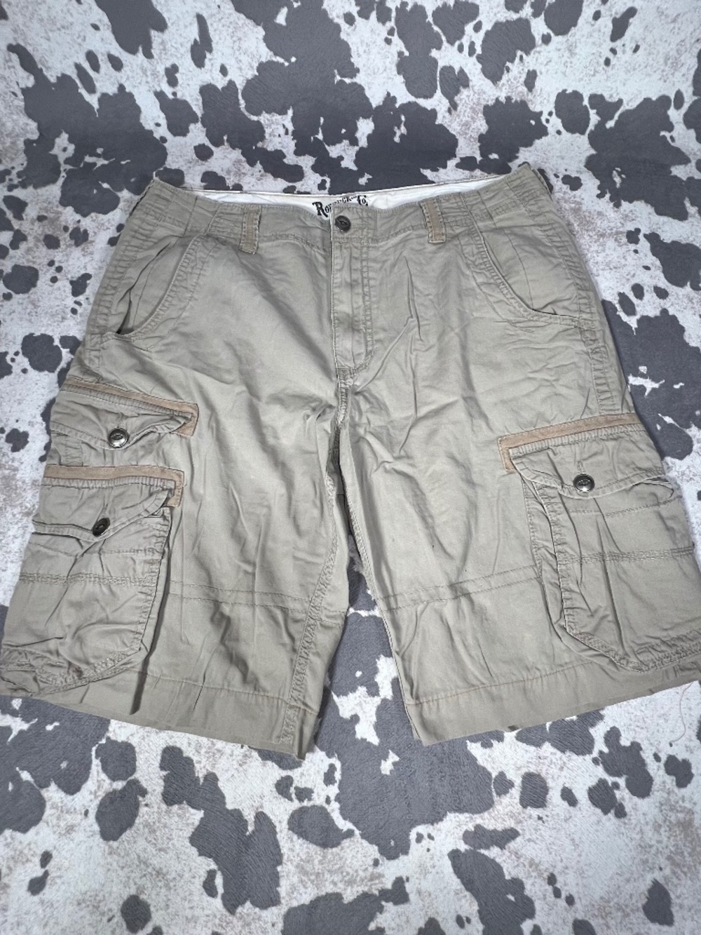 ROEBUCK & CO. Cargo shorts. tan sz.36